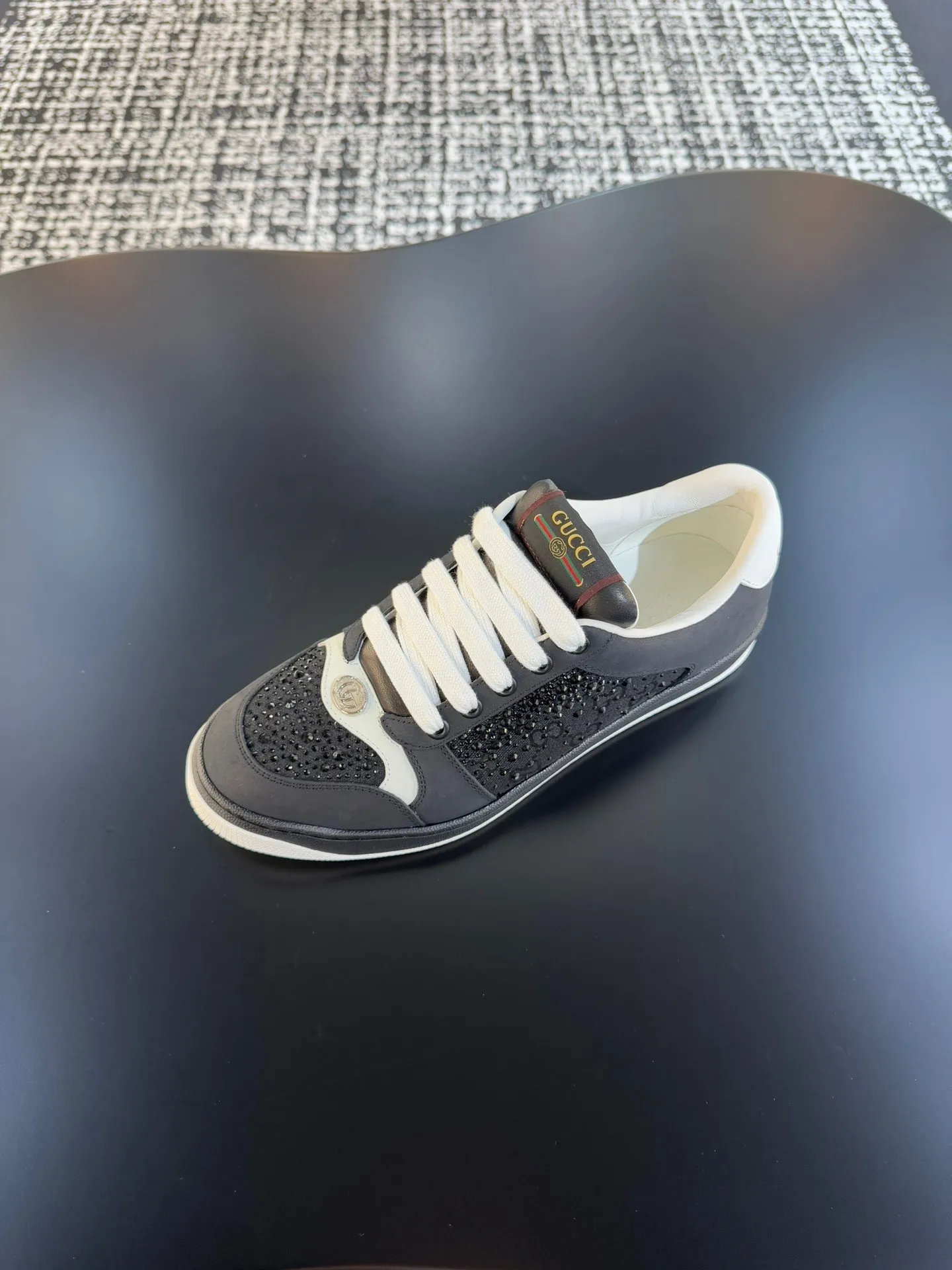 P640 Ceiling Level🔥🔥GUC**🔥🔥Screener Series Couple Decorated Web Sneakers This single product is from the Gucci Lido series, and its design is inspired by the summer style and beach clubs of the Italian coast. The Screener series of sneakers are inspired by classic sneakers from the 1970s, and the name is taken from the defensive moves in sports. This 2024 early autumn series of shoes is crafted from black rubber (a technical and malleable opaque material), with striped webbing on both sides and a Gucci printed embossed logo on the heel. Male 39-44 (customized at 38.45)